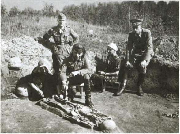 Иллюстрация к книге — Повседневная жизнь населения России в период нацистской оккупации [i_090.jpg]