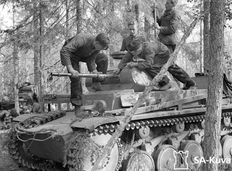 Иллюстрация к книге — Зиновий Колобанов. Время танковых засад [_03.jpg]