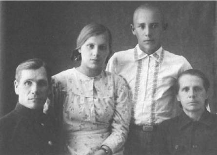 Иллюстрация к книге — Записки летчицы У-2. Женщины-авиаторы в годы Великой Отечественной войны. 1942-1945 [i_006.jpg]