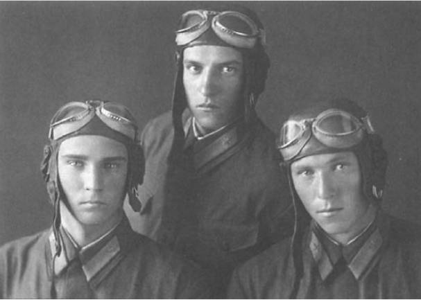 Иллюстрация к книге — Записки летчицы У-2. Женщины-авиаторы в годы Великой Отечественной войны. 1942-1945 [i_009.jpg]