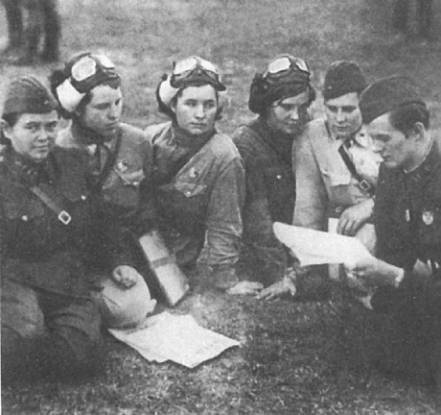 Иллюстрация к книге — Записки летчицы У-2. Женщины-авиаторы в годы Великой Отечественной войны. 1942-1945 [i_026.jpg]