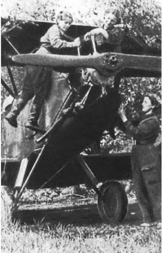 Иллюстрация к книге — Записки летчицы У-2. Женщины-авиаторы в годы Великой Отечественной войны. 1942-1945 [i_027.jpg]