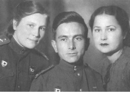 Иллюстрация к книге — Записки летчицы У-2. Женщины-авиаторы в годы Великой Отечественной войны. 1942-1945 [i_039.jpg]