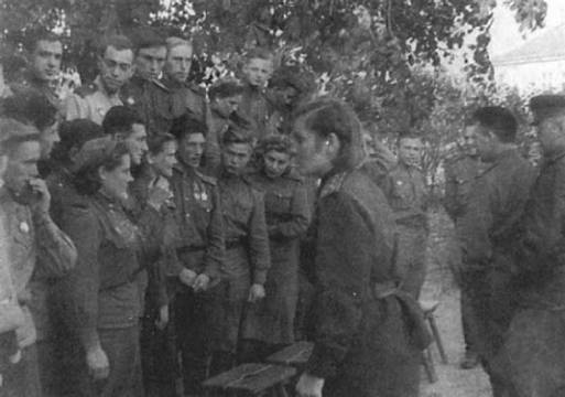 Иллюстрация к книге — Записки летчицы У-2. Женщины-авиаторы в годы Великой Отечественной войны. 1942-1945 [i_040.jpg]