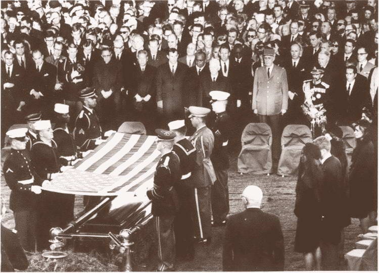 Иллюстрация к книге — Клан Кеннеди [i_068.jpg]