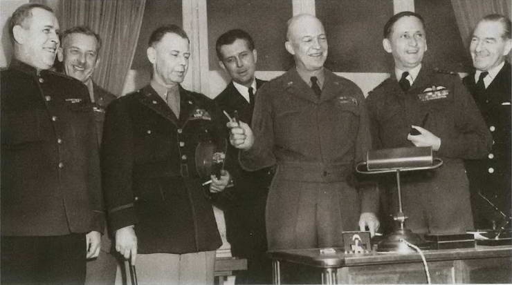 Иллюстрация к книге — Эйзенхауэр [i_023.jpg]