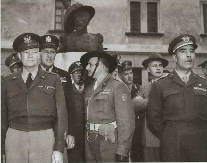 Иллюстрация к книге — Эйзенхауэр [i_033.jpg]