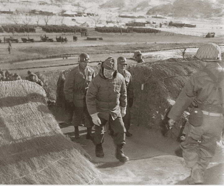 Иллюстрация к книге — Эйзенхауэр [i_037.jpg]