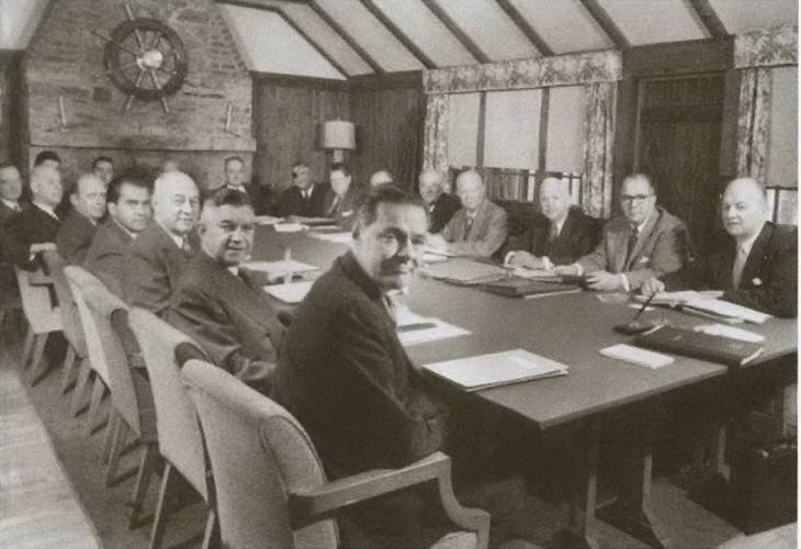 Иллюстрация к книге — Эйзенхауэр [i_040.jpg]