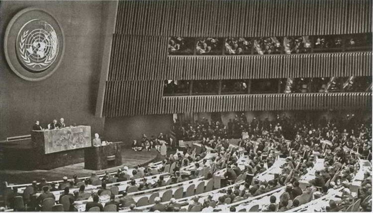 Иллюстрация к книге — Эйзенхауэр [i_045.jpg]