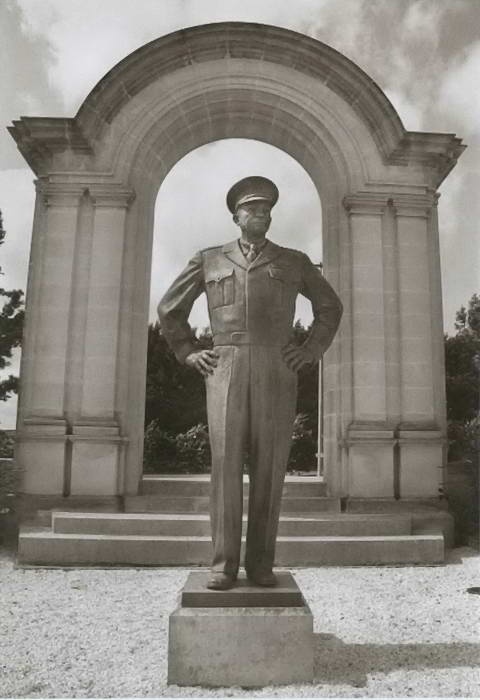 Иллюстрация к книге — Эйзенхауэр [i_064.jpg]