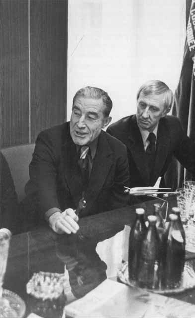 Иллюстрация к книге — Братья Старостины [i_042.jpg]