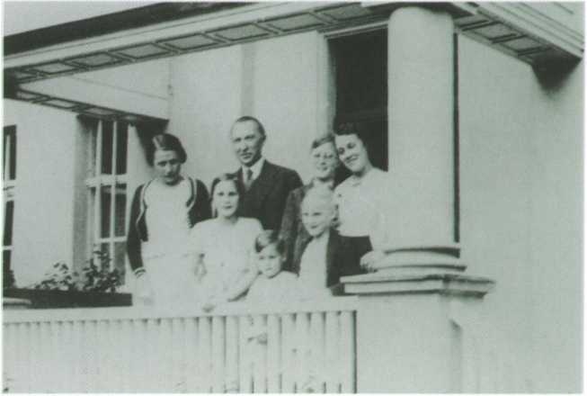 Иллюстрация к книге — Конрад Аденауэр - немец четырех эпох [i_030.jpg]