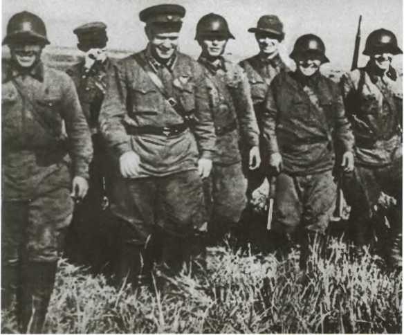 Иллюстрация к книге — Жуков. Маршал на белом коне [i_019.jpg]