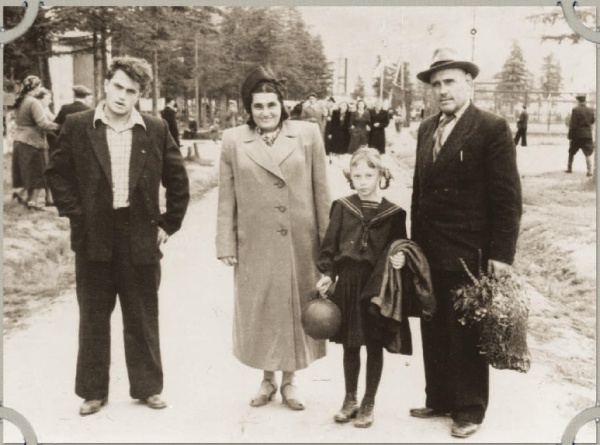 Иллюстрация к книге — Василий Аксенов - одинокий бегун на длинные дистанции [i_009.jpg]