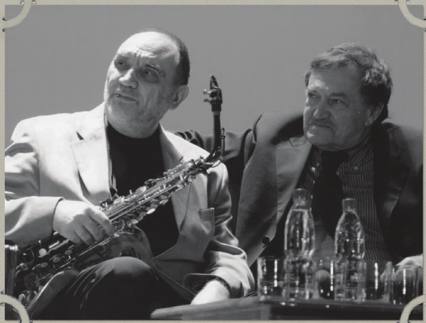 Иллюстрация к книге — Василий Аксенов - одинокий бегун на длинные дистанции [i_039.jpg]