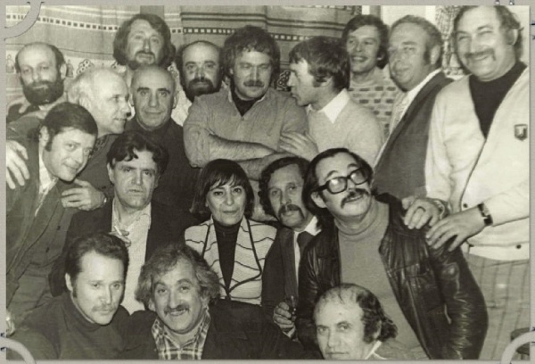 Иллюстрация к книге — Василий Аксенов - одинокий бегун на длинные дистанции [i_044.jpg]