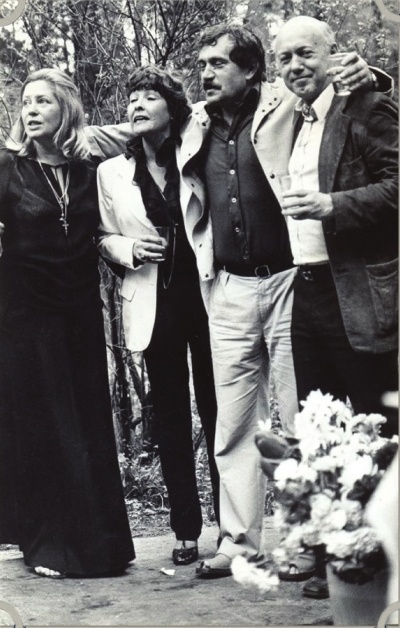 Иллюстрация к книге — Василий Аксенов - одинокий бегун на длинные дистанции [i_053.jpg]