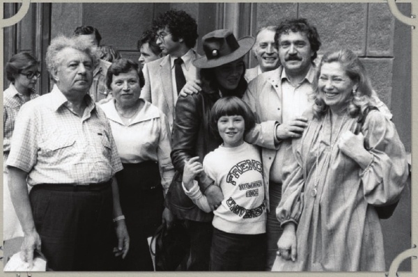 Иллюстрация к книге — Василий Аксенов - одинокий бегун на длинные дистанции [i_056.jpg]