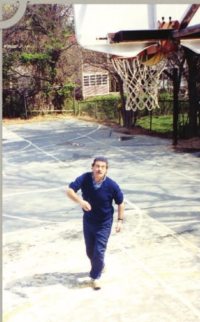 Иллюстрация к книге — Василий Аксенов - одинокий бегун на длинные дистанции [i_075.jpg]