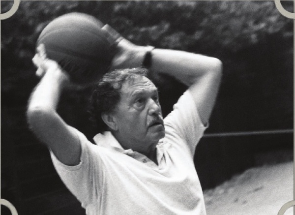 Иллюстрация к книге — Василий Аксенов - одинокий бегун на длинные дистанции [i_077.jpg]