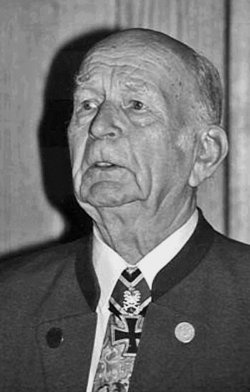 Иллюстрация к книге — Командиры "Лейбштандарта" [i_024.jpg]