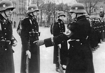 Иллюстрация к книге — Командиры "Лейбштандарта" [i_039.jpg]