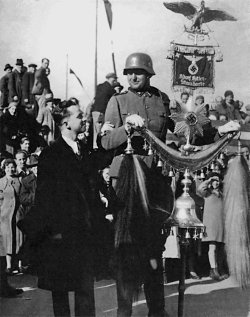 Иллюстрация к книге — Командиры "Лейбштандарта" [i_041.jpg]