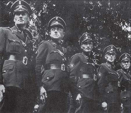 Иллюстрация к книге — Командиры национальных формирований СС [i_043.jpg]