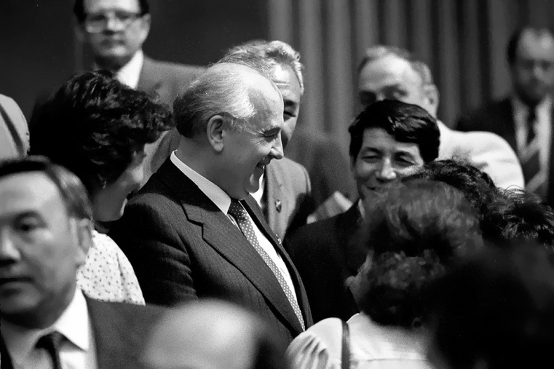 Иллюстрация к книге — Имя, ставшее эпохой. Нурсултан Назарбаев: новое прочтение биографии [i_002.jpg]