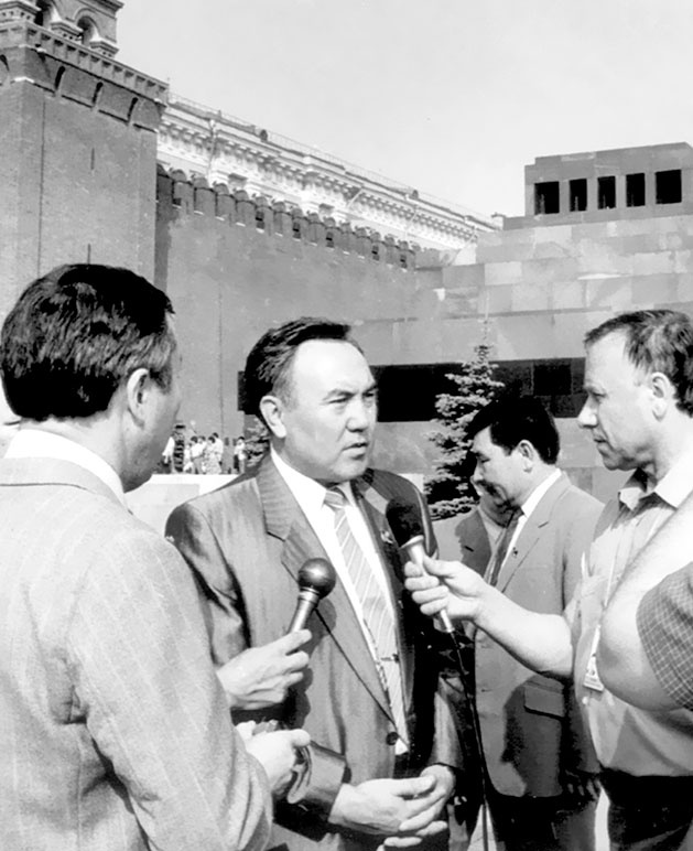 Иллюстрация к книге — Имя, ставшее эпохой. Нурсултан Назарбаев: новое прочтение биографии [i_014.jpg]