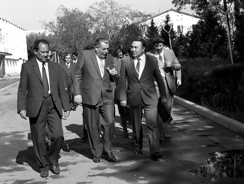 Иллюстрация к книге — Имя, ставшее эпохой. Нурсултан Назарбаев: новое прочтение биографии [i_042.jpg]