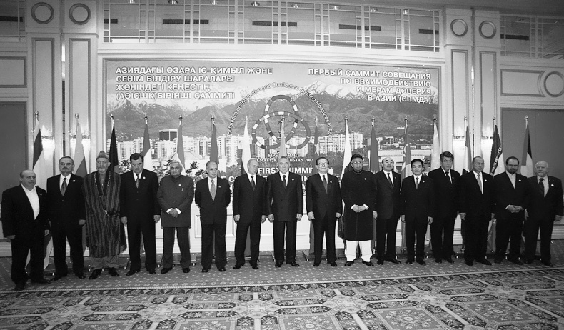 Иллюстрация к книге — Имя, ставшее эпохой. Нурсултан Назарбаев: новое прочтение биографии [i_093.jpg]