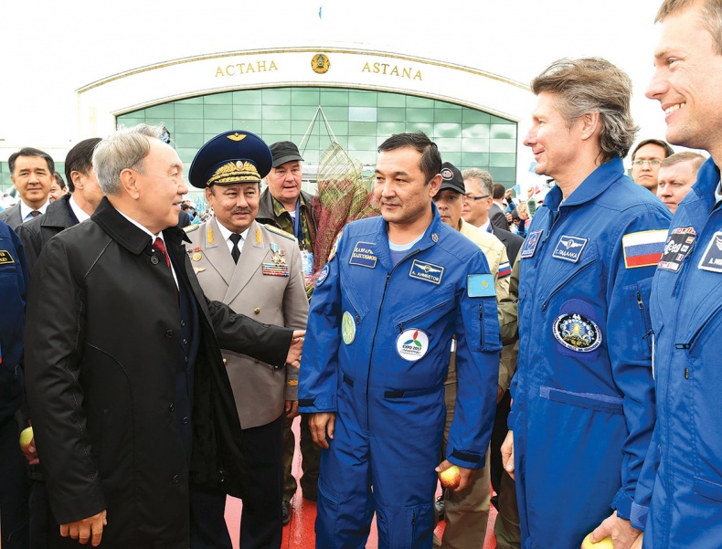 Иллюстрация к книге — Имя, ставшее эпохой. Нурсултан Назарбаев: новое прочтение биографии [i_119.jpg]