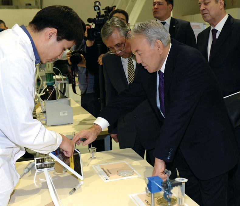 Иллюстрация к книге — Имя, ставшее эпохой. Нурсултан Назарбаев: новое прочтение биографии [i_123.jpg]