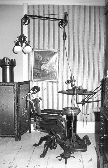 Иллюстрация к книге — Из истории зубоврачевания, или Кто лечит зубы монархам [i_273.jpg]