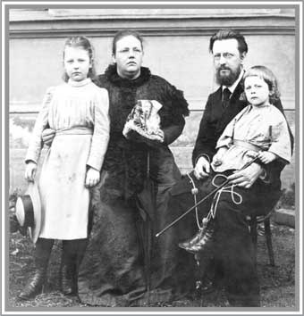 Иллюстрация к книге — Благотворительность семьи Романовых. XIX – начало XX в. Повседневная жизнь Российского императорского двора [i_053.jpg]