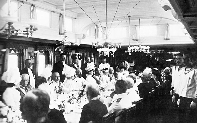 Иллюстрация к книге — Императорская кухня. XIX - начало XX в. Повседневная жизнь Российского императорского двора Уцененный товар (№1) [i_020.jpg]