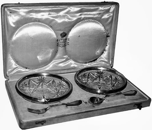 Иллюстрация к книге — Императорская кухня. XIX - начало XX в. Повседневная жизнь Российского императорского двора Уцененный товар (№1) [i_040.jpg]