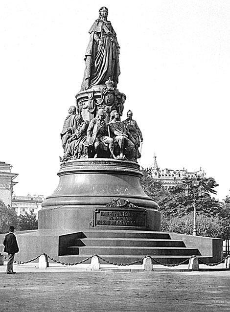 Иллюстрация к книге — Люди Зимнего дворца. Монаршие особы, их фавориты и слуги [i_024.jpg]