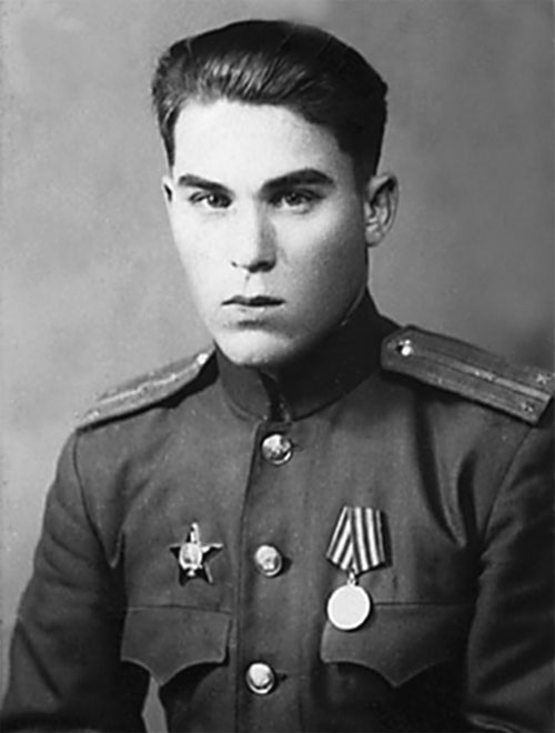 Иллюстрация к книге — Иосиф Сталин в личинах и масках человека, вождя, ученого [_28.jpg]