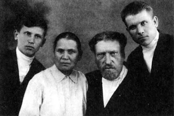 Иллюстрация к книге — На службе у бога войны. В прицеле черный крест [i_001.jpg]