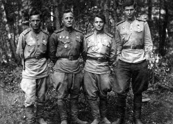 Иллюстрация к книге — На службе у бога войны. В прицеле черный крест [i_008.jpg]