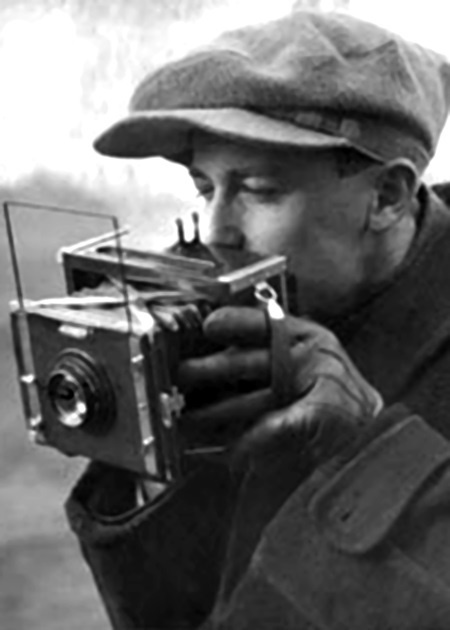 Иллюстрация к книге — Под пулеметным огнем. Записки фронтового оператора [i_001.jpg]