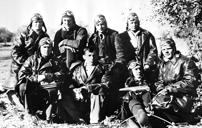 Иллюстрация к книге — Под пулеметным огнем. Записки фронтового оператора [i_006.jpg]