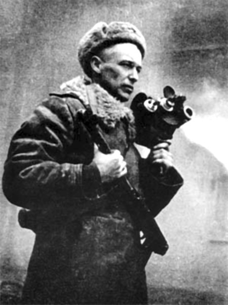 Иллюстрация к книге — Под пулеметным огнем. Записки фронтового оператора [i_009.jpg]