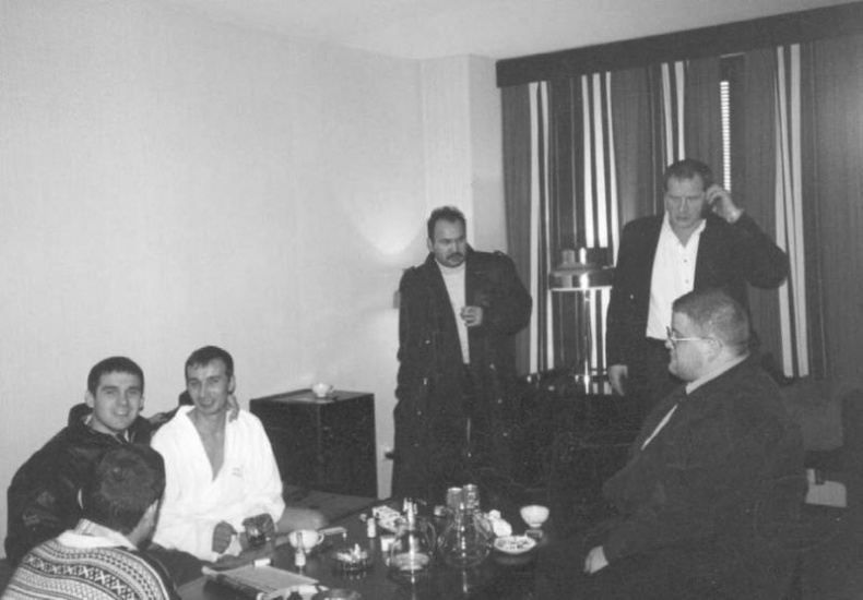 Иллюстрация к книге — Бандитский Петербург. 25 лет спустя [vkl1_16_2.jpg]