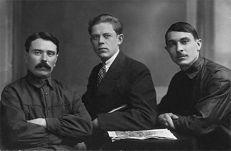 Иллюстрация к книге — Наша счастливая треклятая жизнь [i_003.jpg]