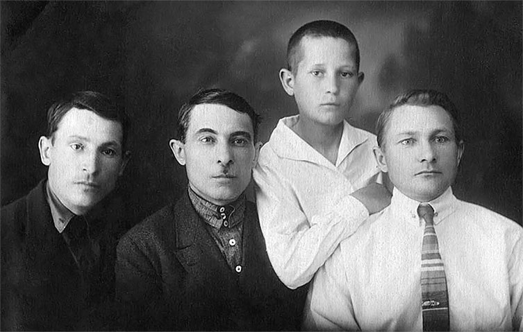 Иллюстрация к книге — Наша счастливая треклятая жизнь [i_004.jpg]