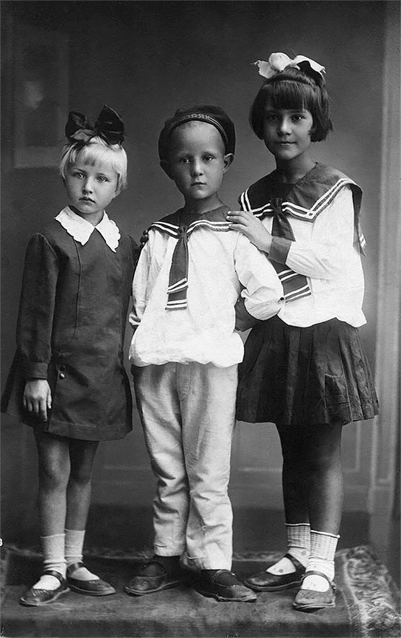 Иллюстрация к книге — Наша счастливая треклятая жизнь [i_005.jpg]